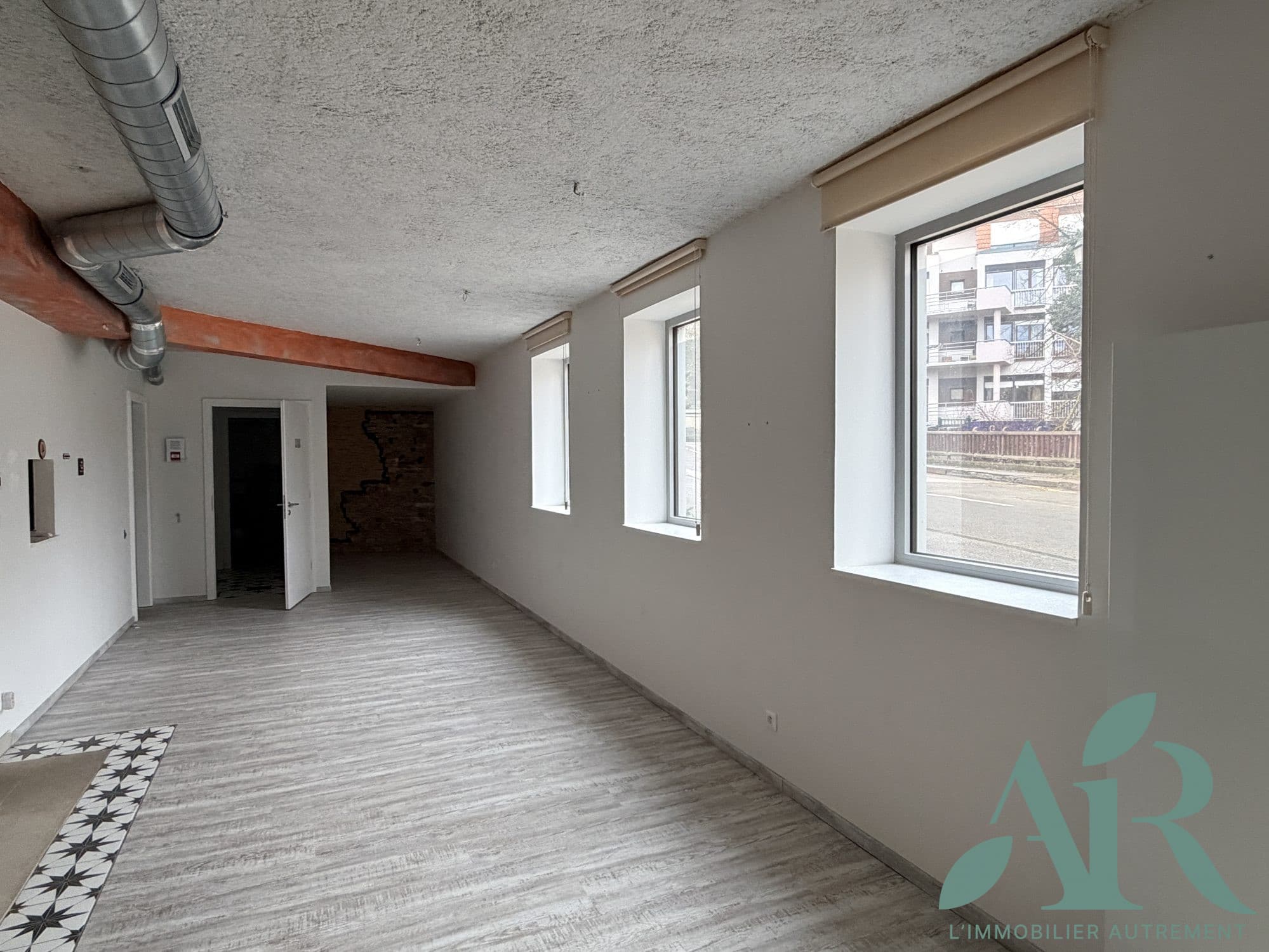 Local commercial · 64 m² · Location — photo 3