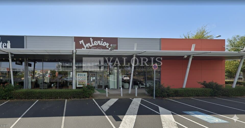 Local commercial · 678 m² · Location — photo 1