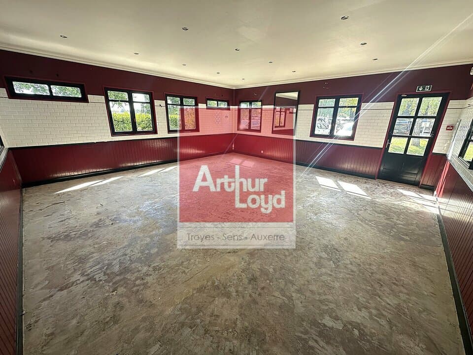 Local commercial · 330 m² · Location — photo 2