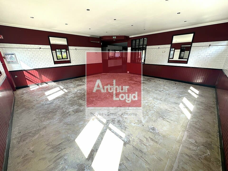 Local commercial · 330 m² · Location — photo 3