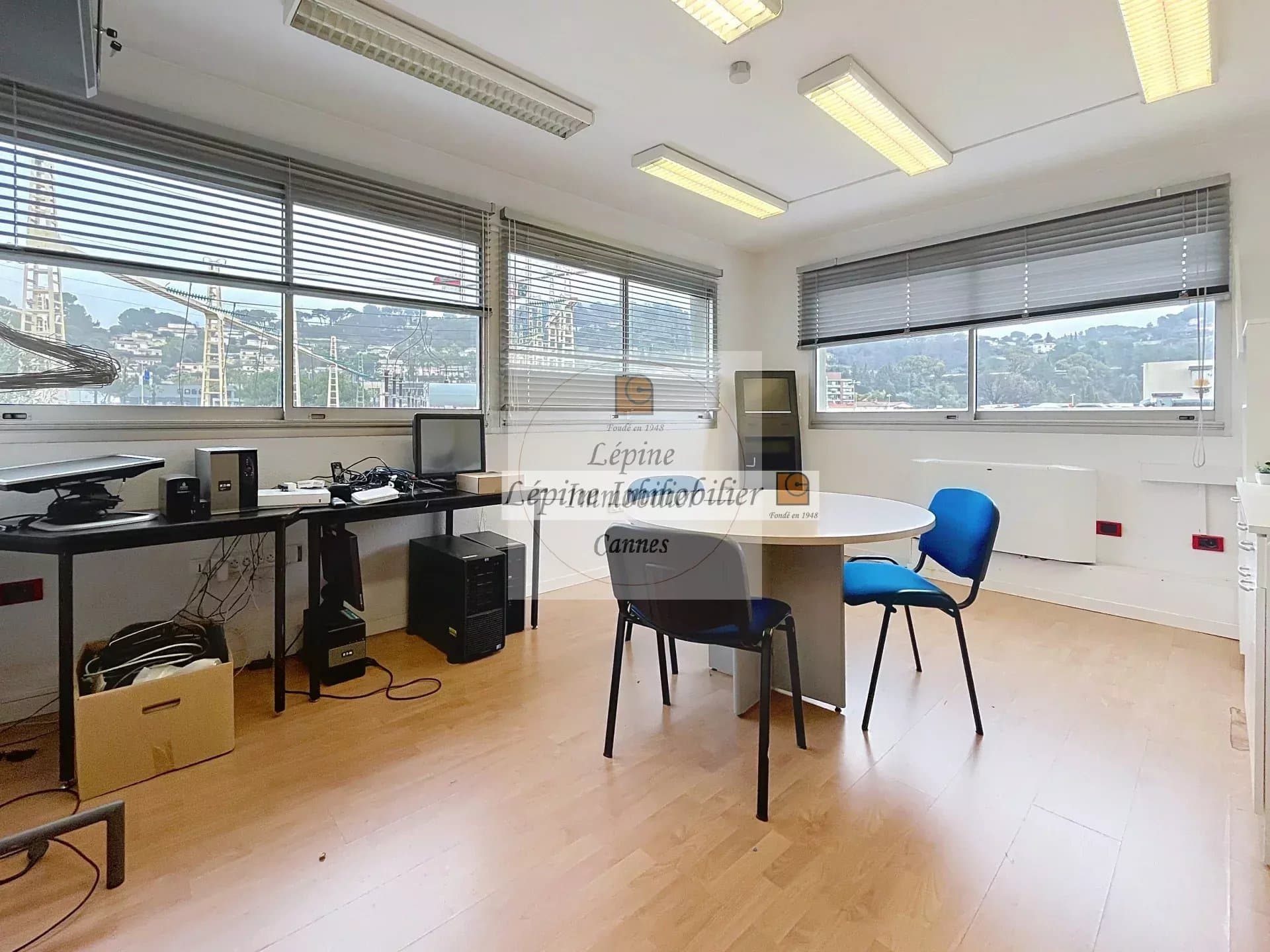 Local commercial · 100 m² · Location — photo 3