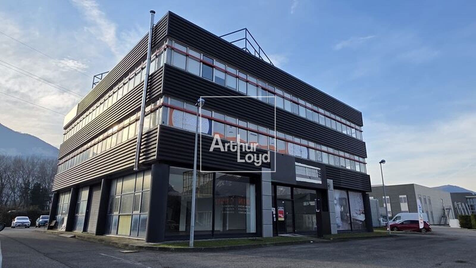 Local commercial · 245 m² · Location — photo 1