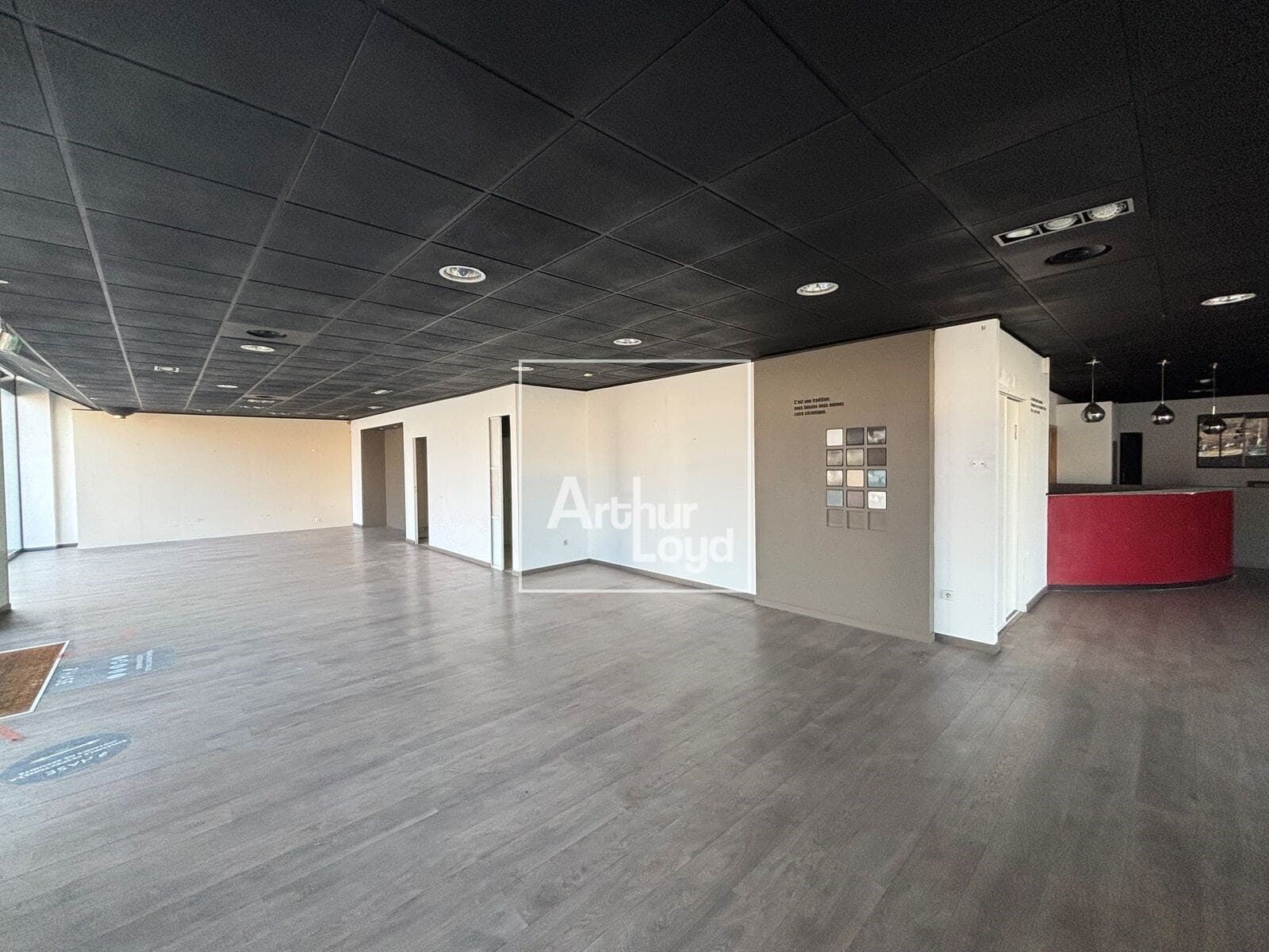 Local commercial · 245 m² · Location — photo 3