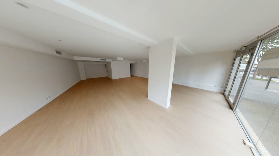 Local commercial · 73 m² · Location — photo 2