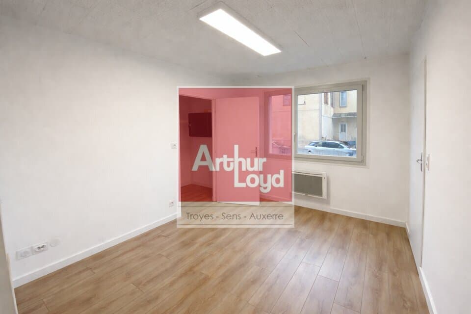 Local commercial · 74 m² · Location — photo 2
