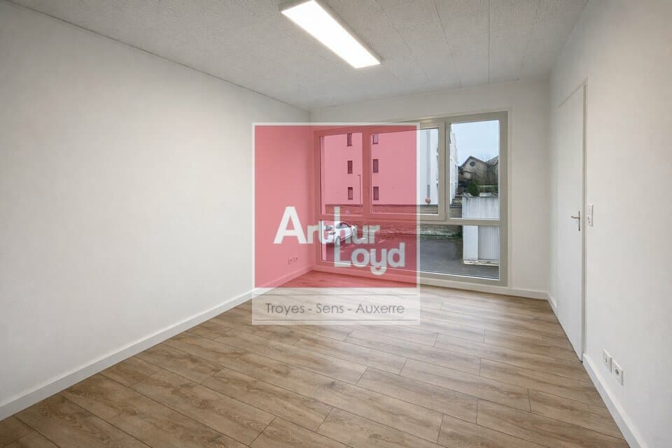Local commercial · 74 m² · Location — photo 3