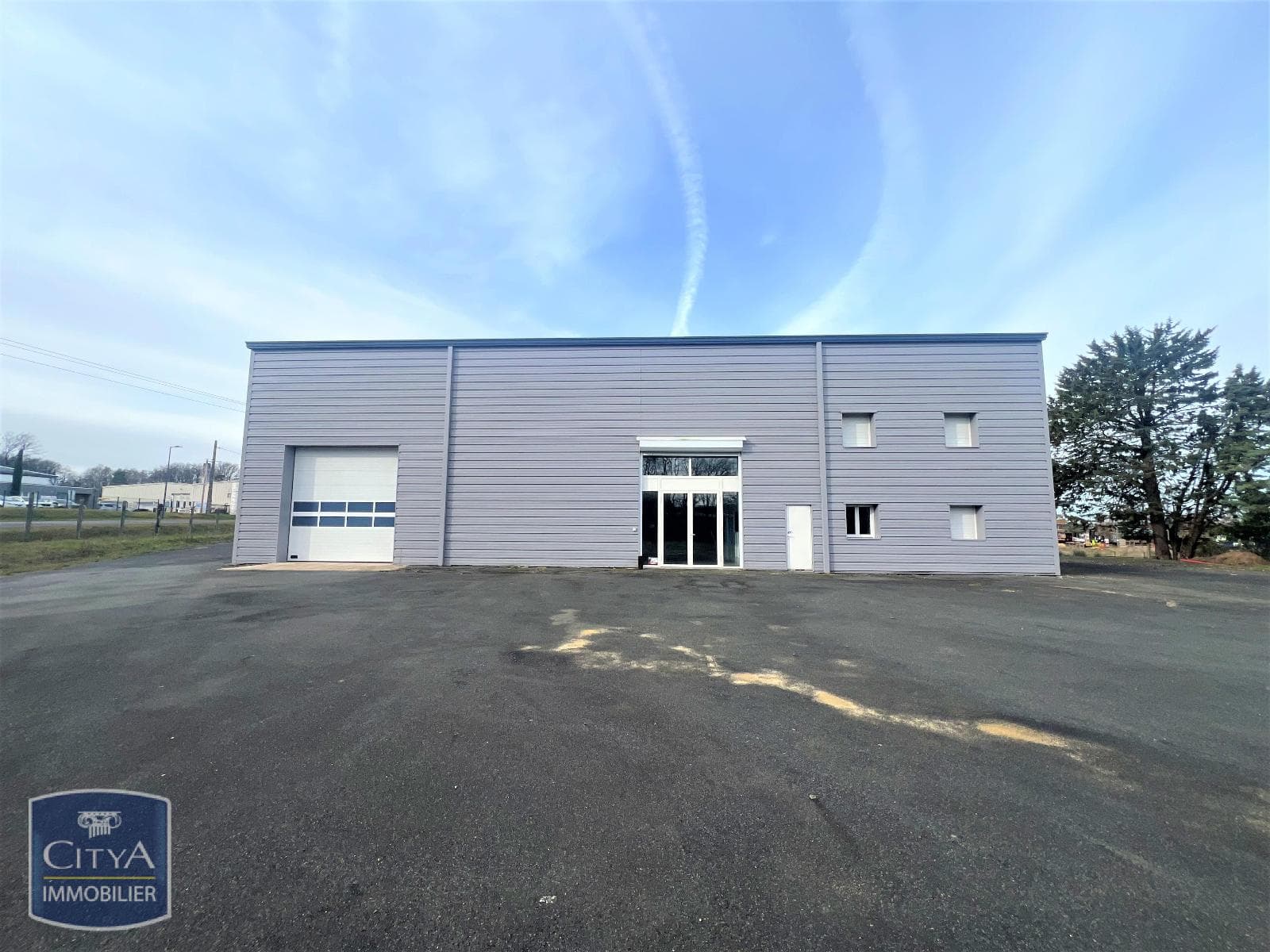 Local commercial — CHINON — photo 1