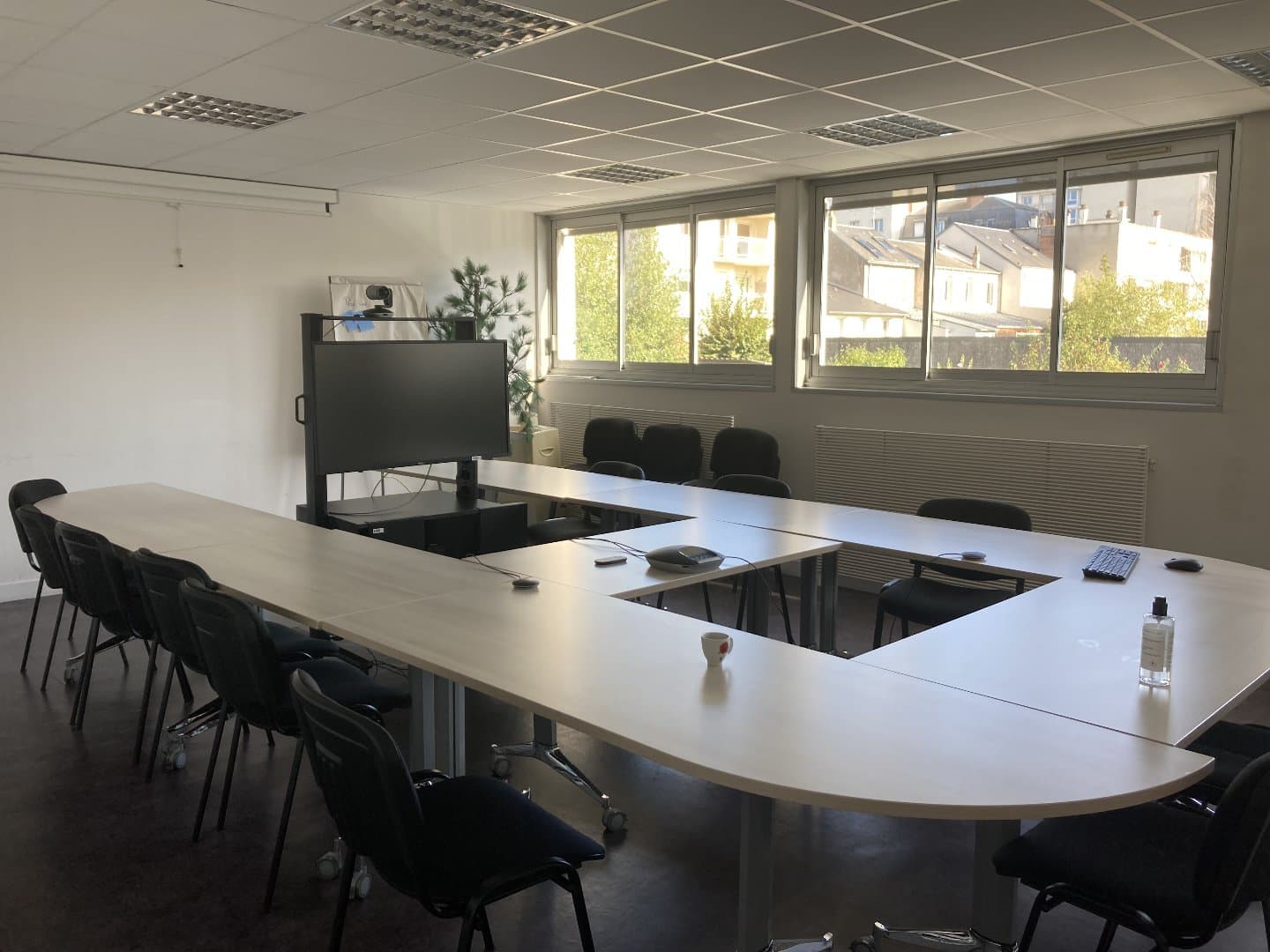 Local commercial 1900 m² — TOURS — photo 1