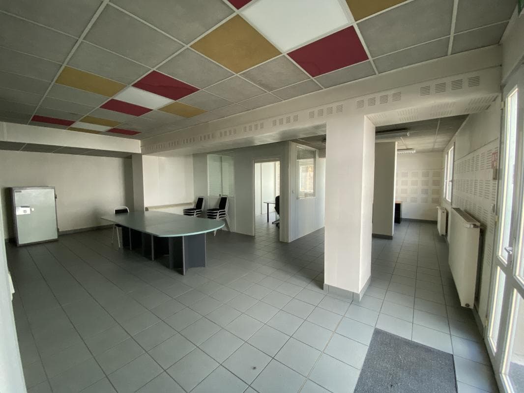 Local commercial · 110 m² · Location — photo 2