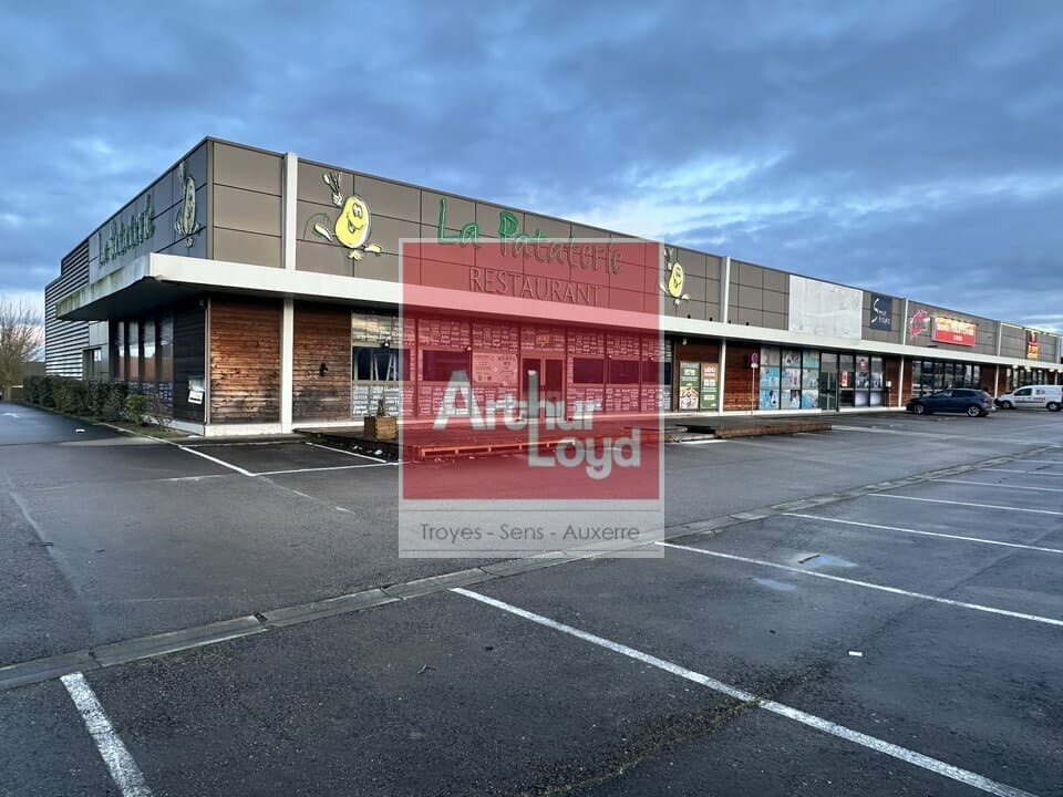 Local commercial 1100 m² — TROYES — photo 1
