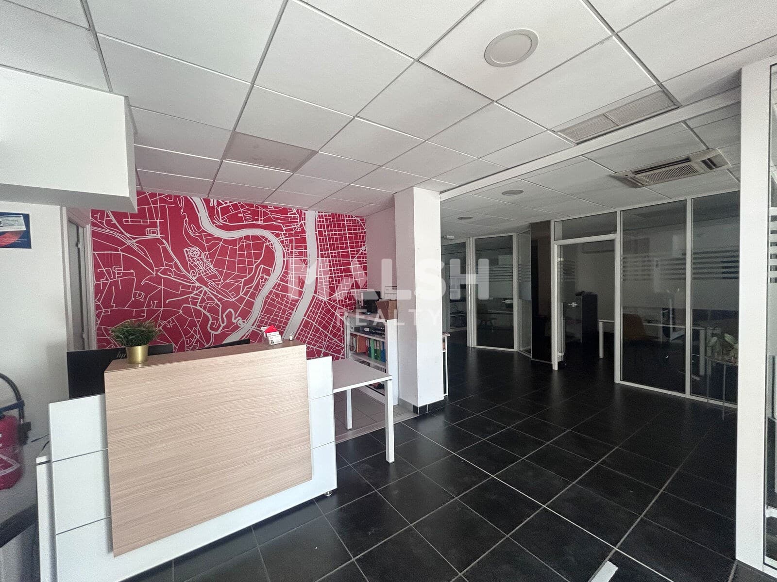 Local commercial 194 m² — VILLEURBANNE — photo 1