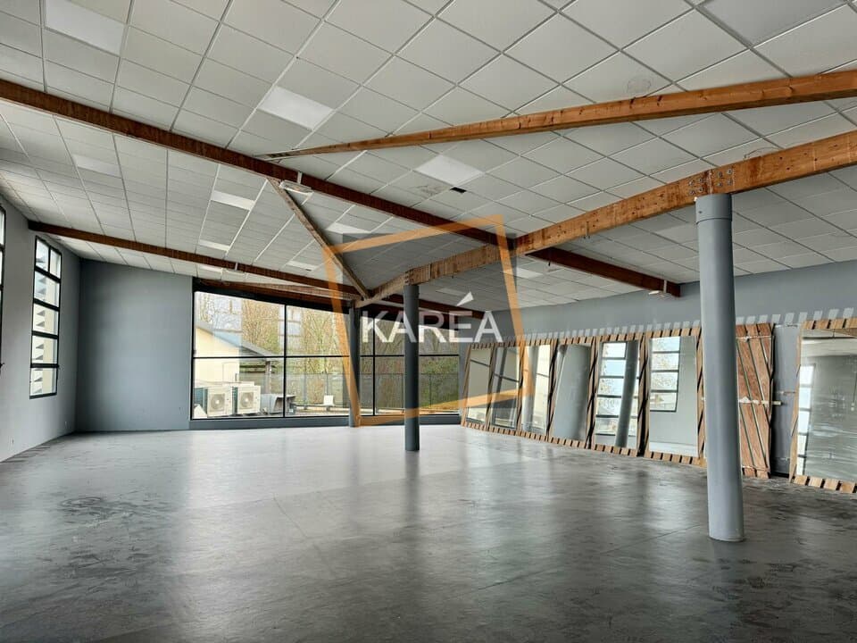 Local commercial · 587 m² · Location — photo 2