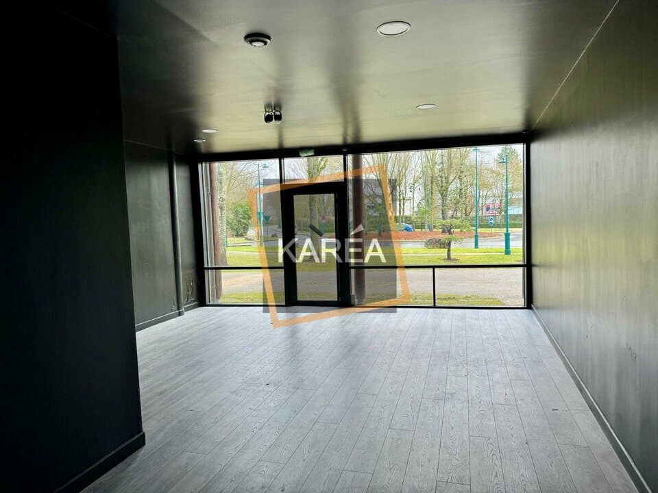Local commercial · 587 m² · Location — photo 3