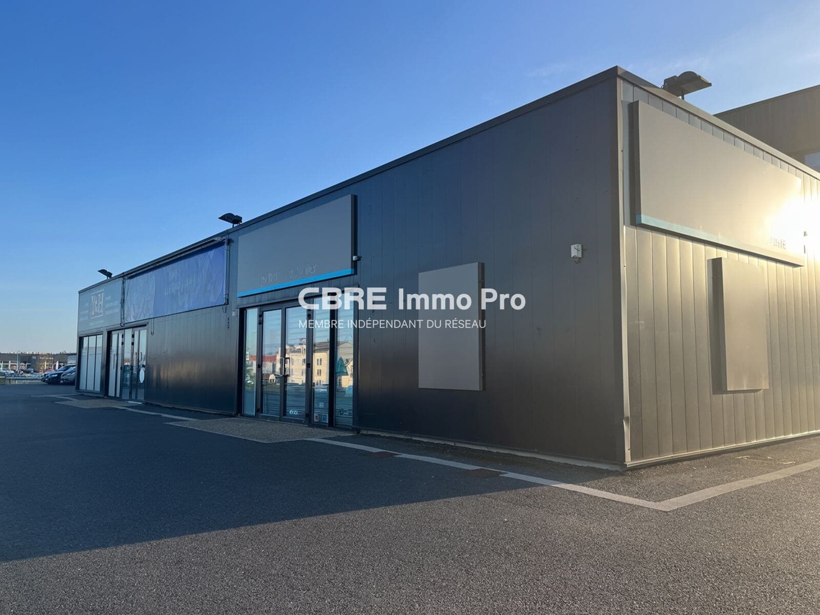 Local commercial 240 m² — VIENNE — photo 1