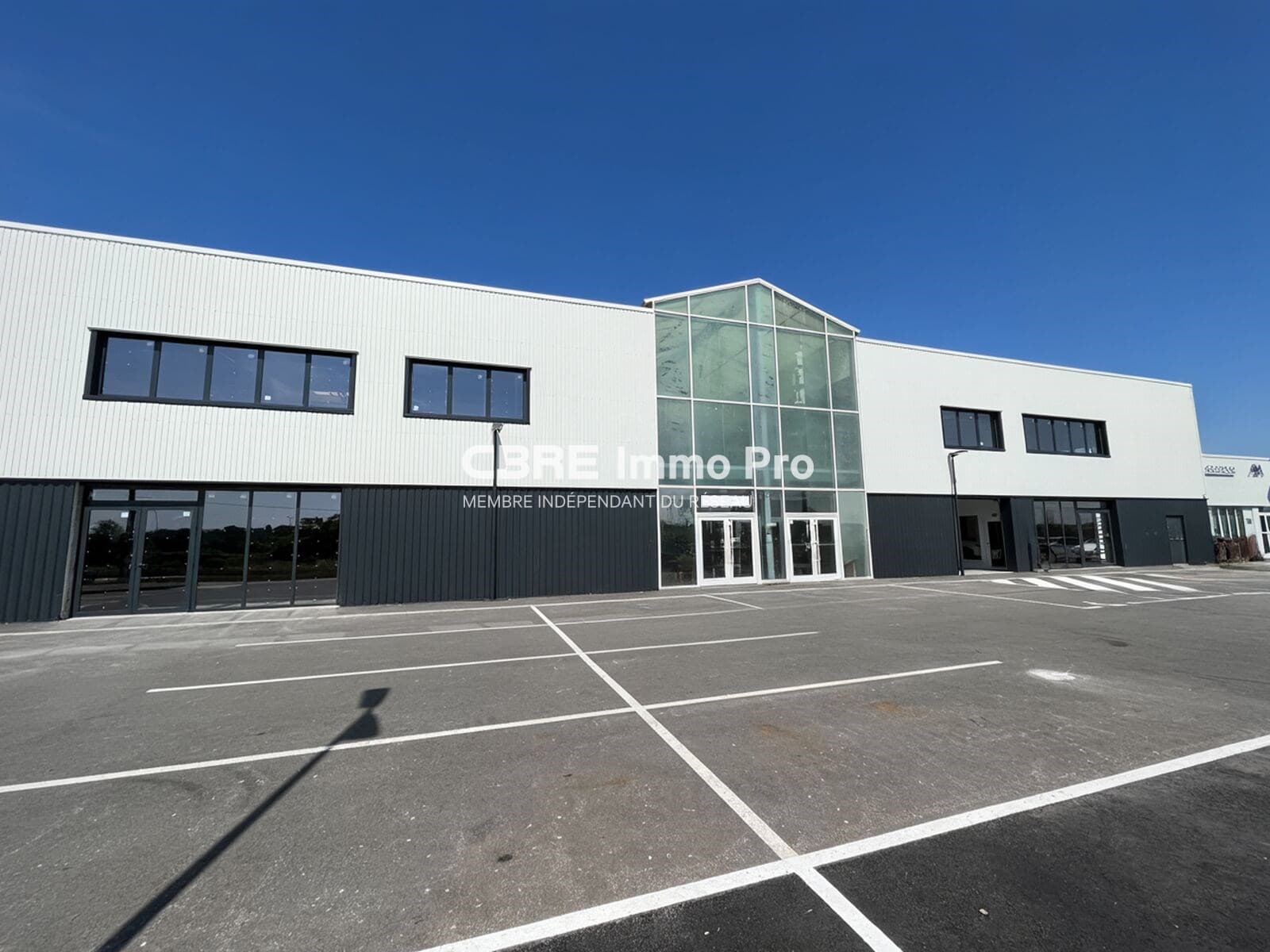 Local commercial 235 m² — VIENNE — photo 1