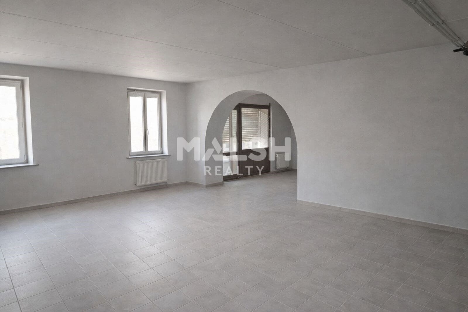 Local commercial 170 m² — AIN — photo 1