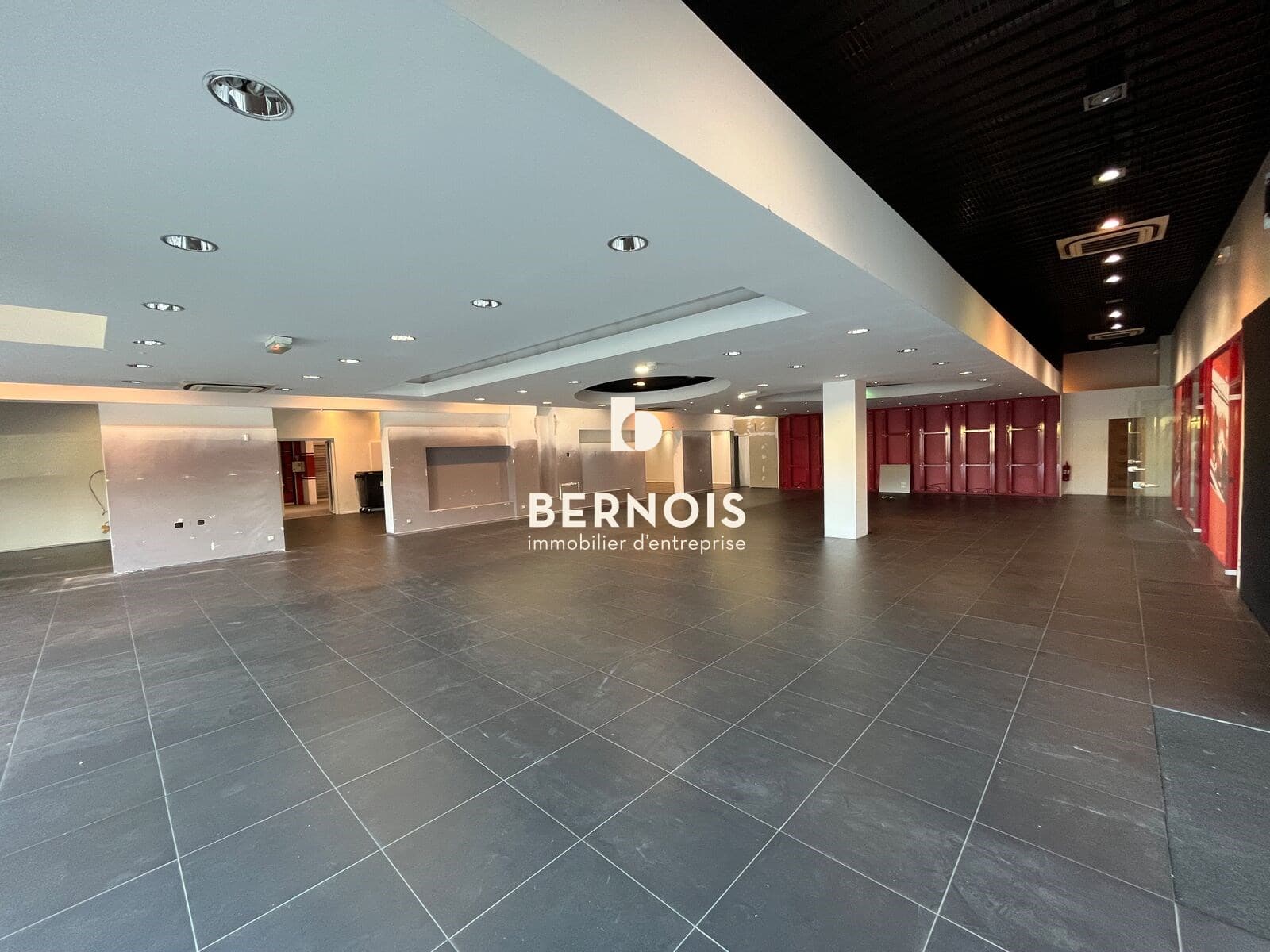 Local commercial 930 m² — VAR — photo 1