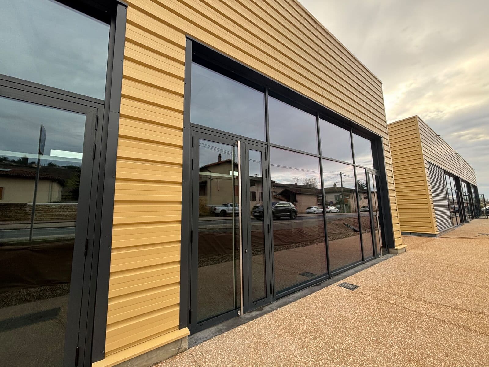 Local commercial 168 m² — LIMAS — photo 1