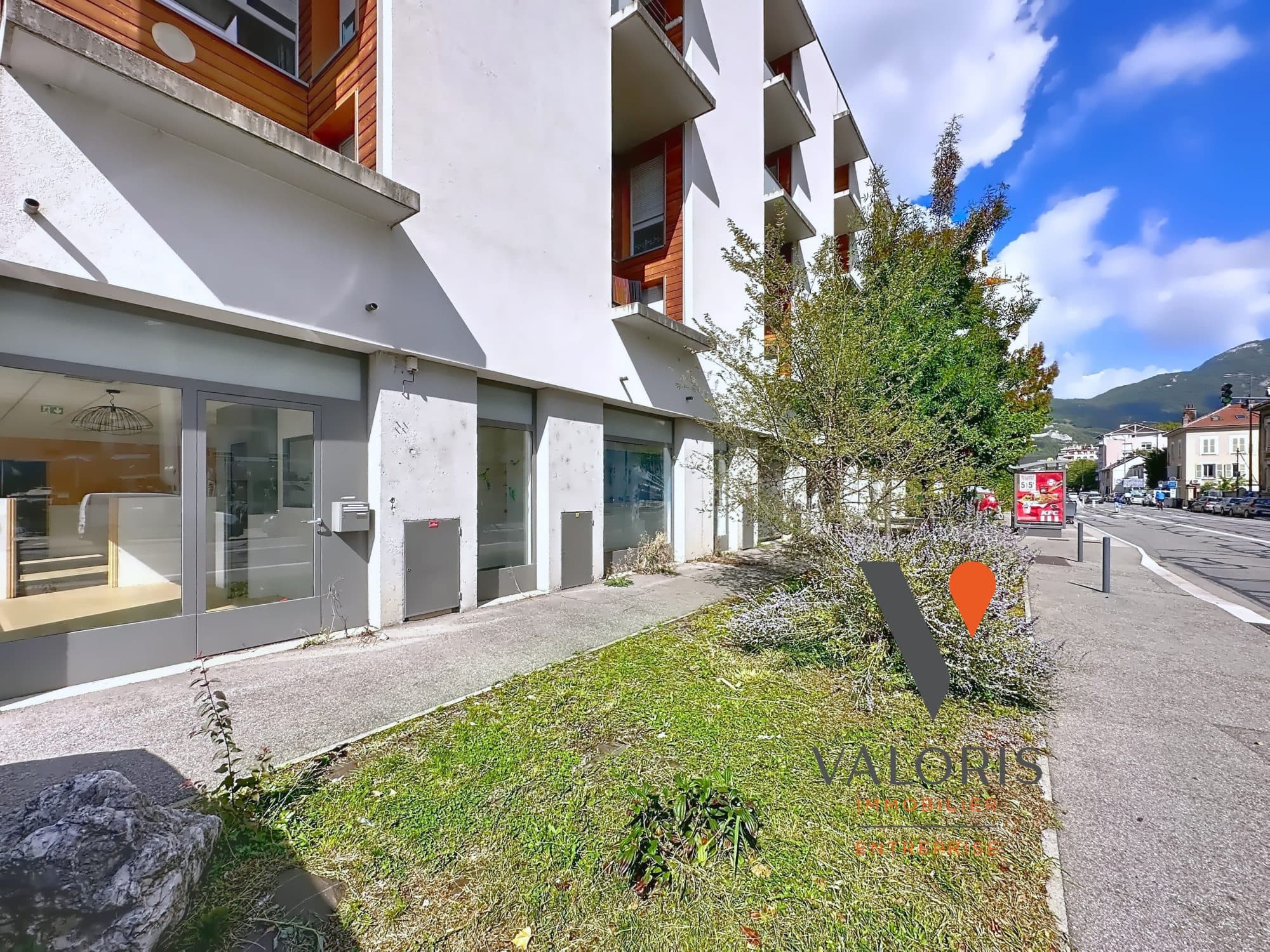 Local commercial · 193 m² · Location — photo 1