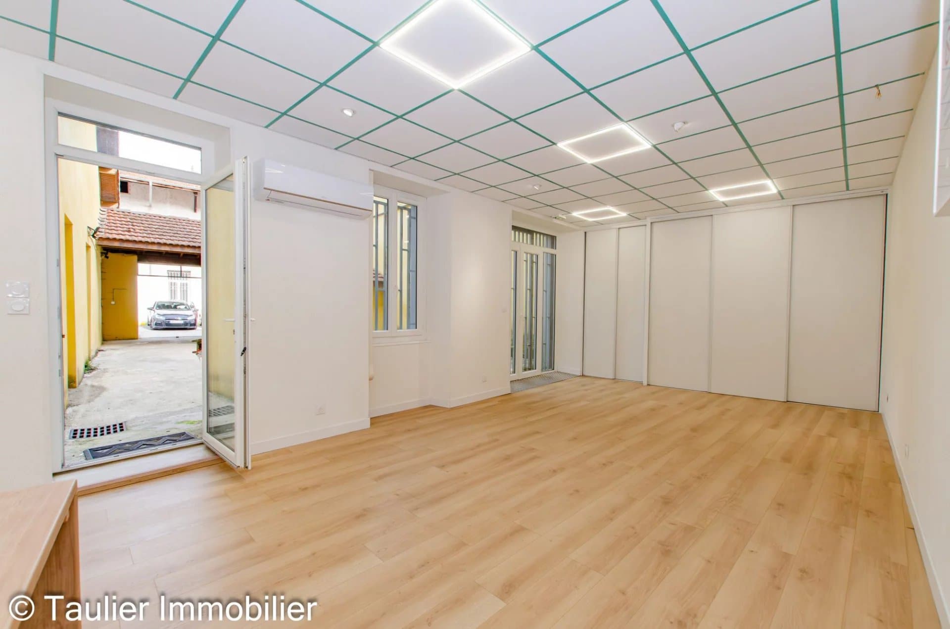 Local commercial · 52 m² · Location — photo 2