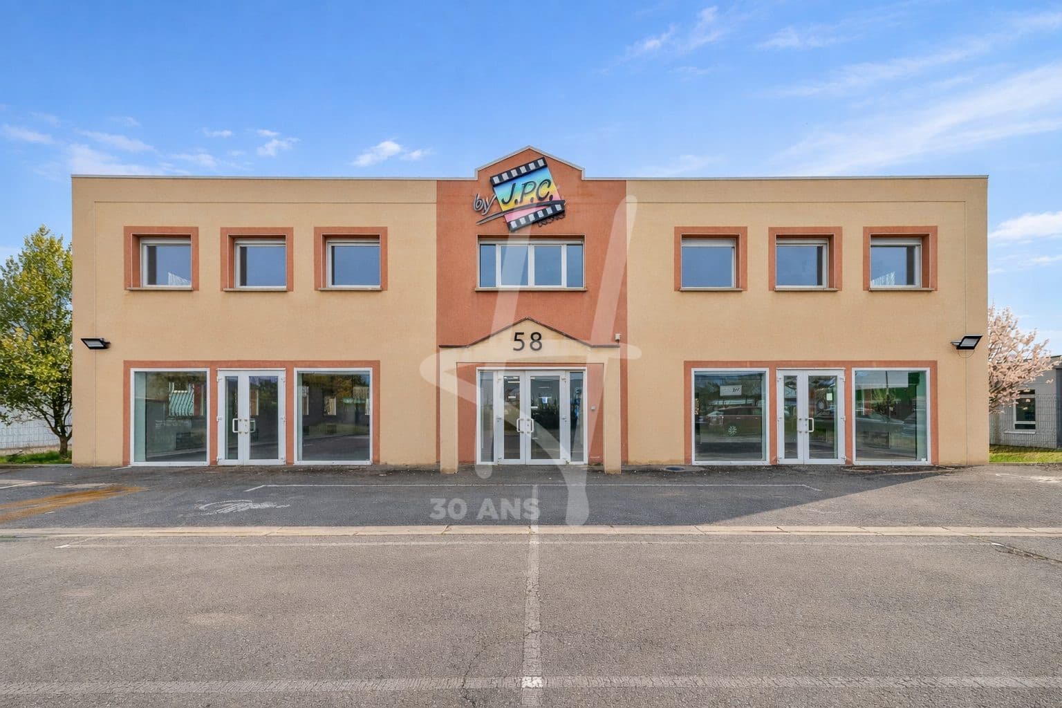 Local commercial · 600 m² · Location — photo 1