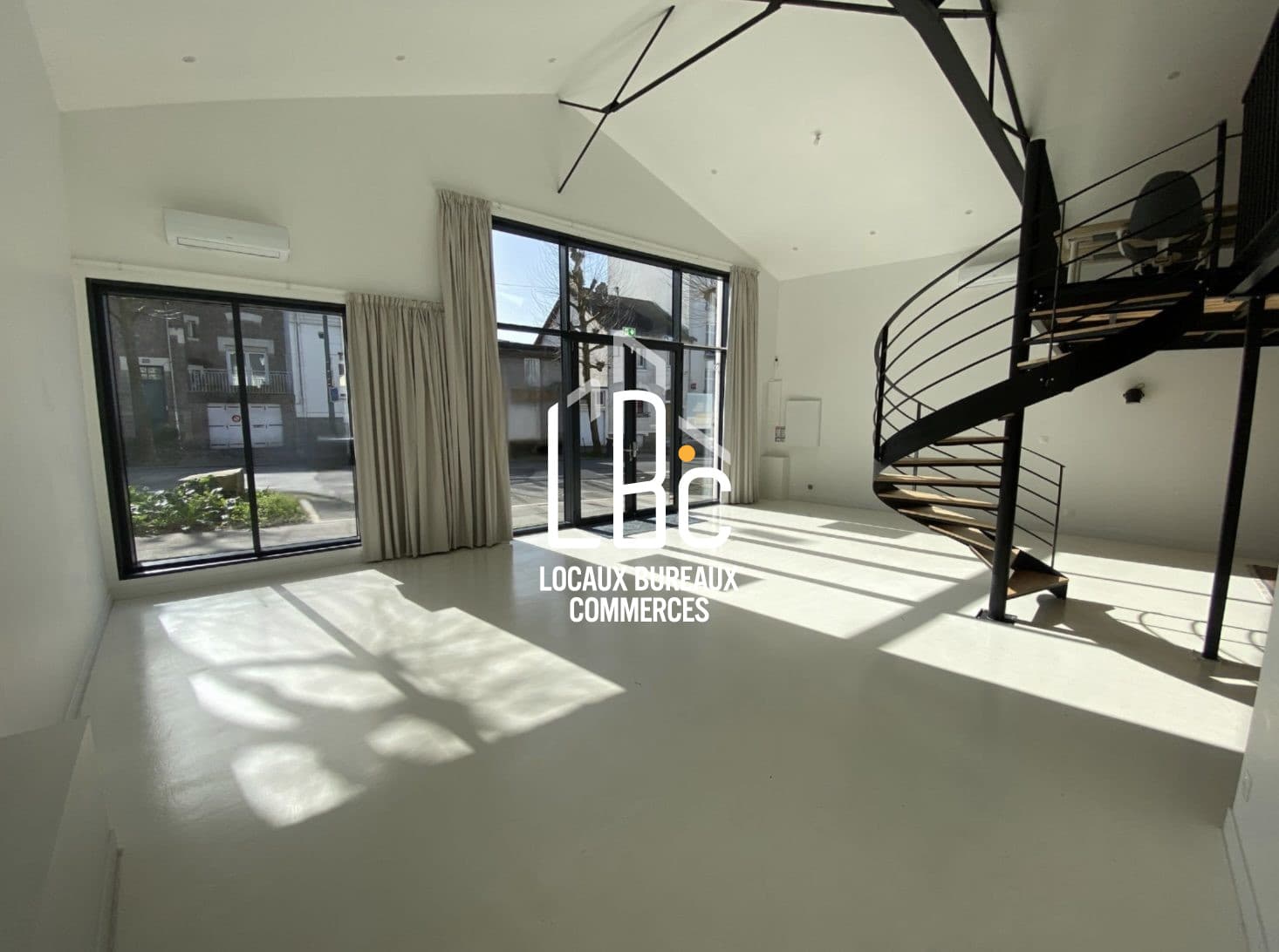 Bureau · 121 m² · Location — photo 1
