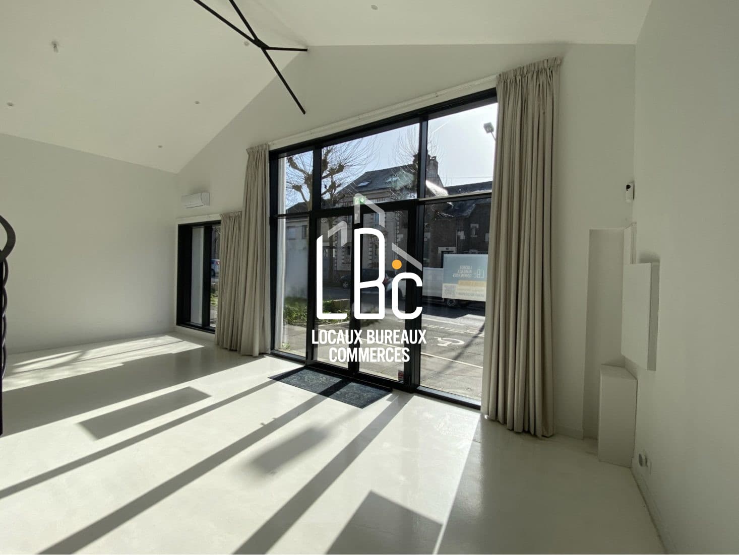 Bureau · 121 m² · Location — photo 2