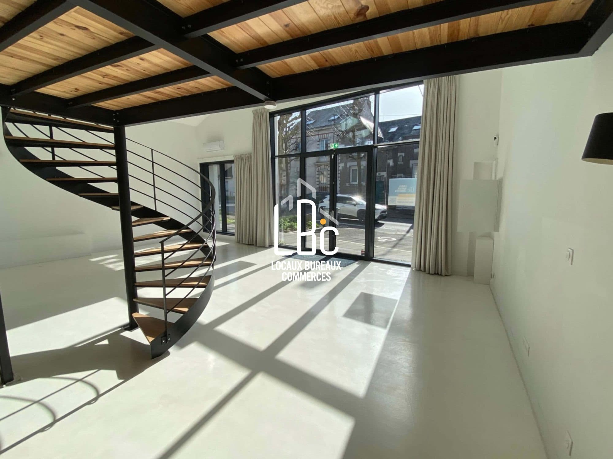 Bureau · 121 m² · Location — photo 3