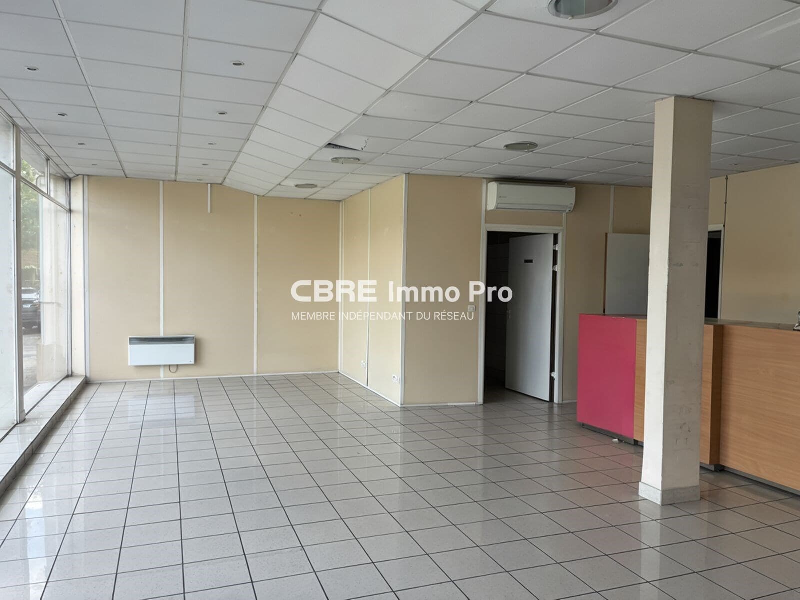 Local commercial 95 m² — VIENNE — photo 1