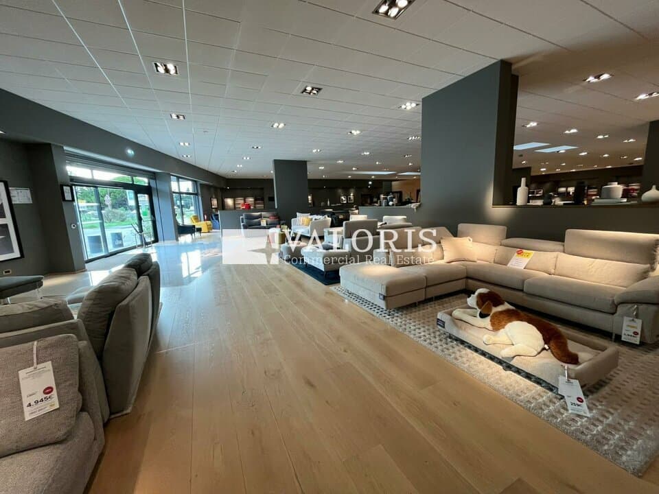 Local commercial · 1100 m² · Location — photo 3
