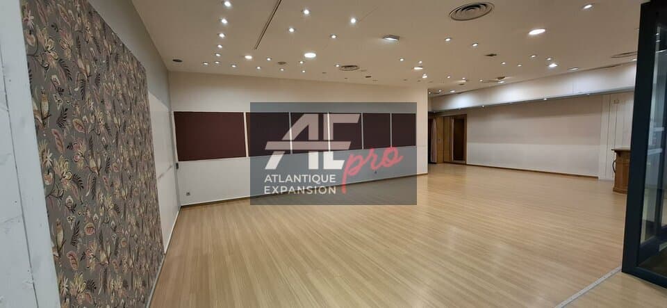 Local commercial · 114 m² · Location — photo 1