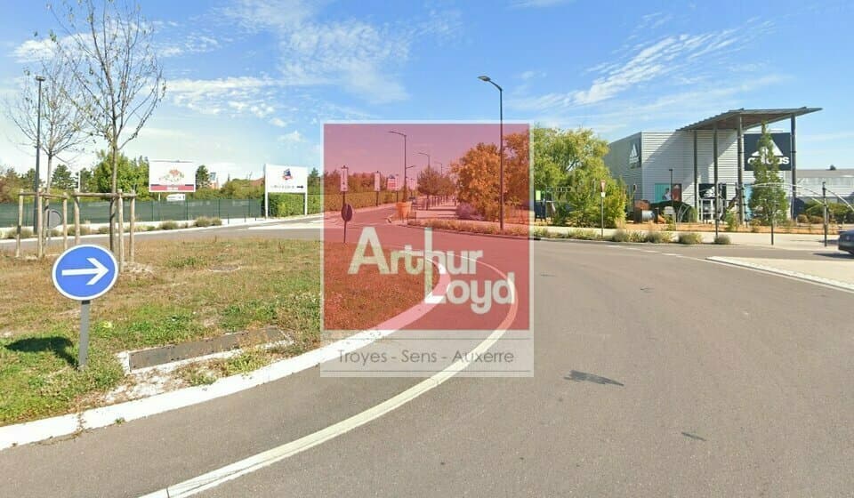 Local commercial 709 m² — TROYES — photo 1