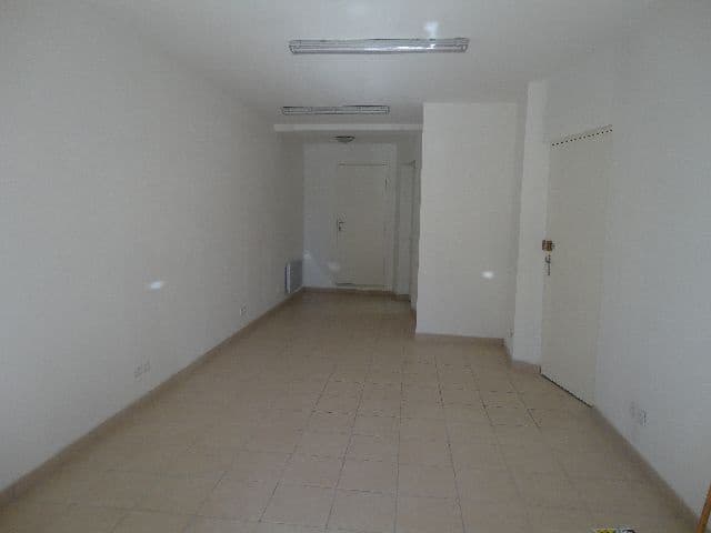 Local commercial 27 m² — NARBONNE — photo 1