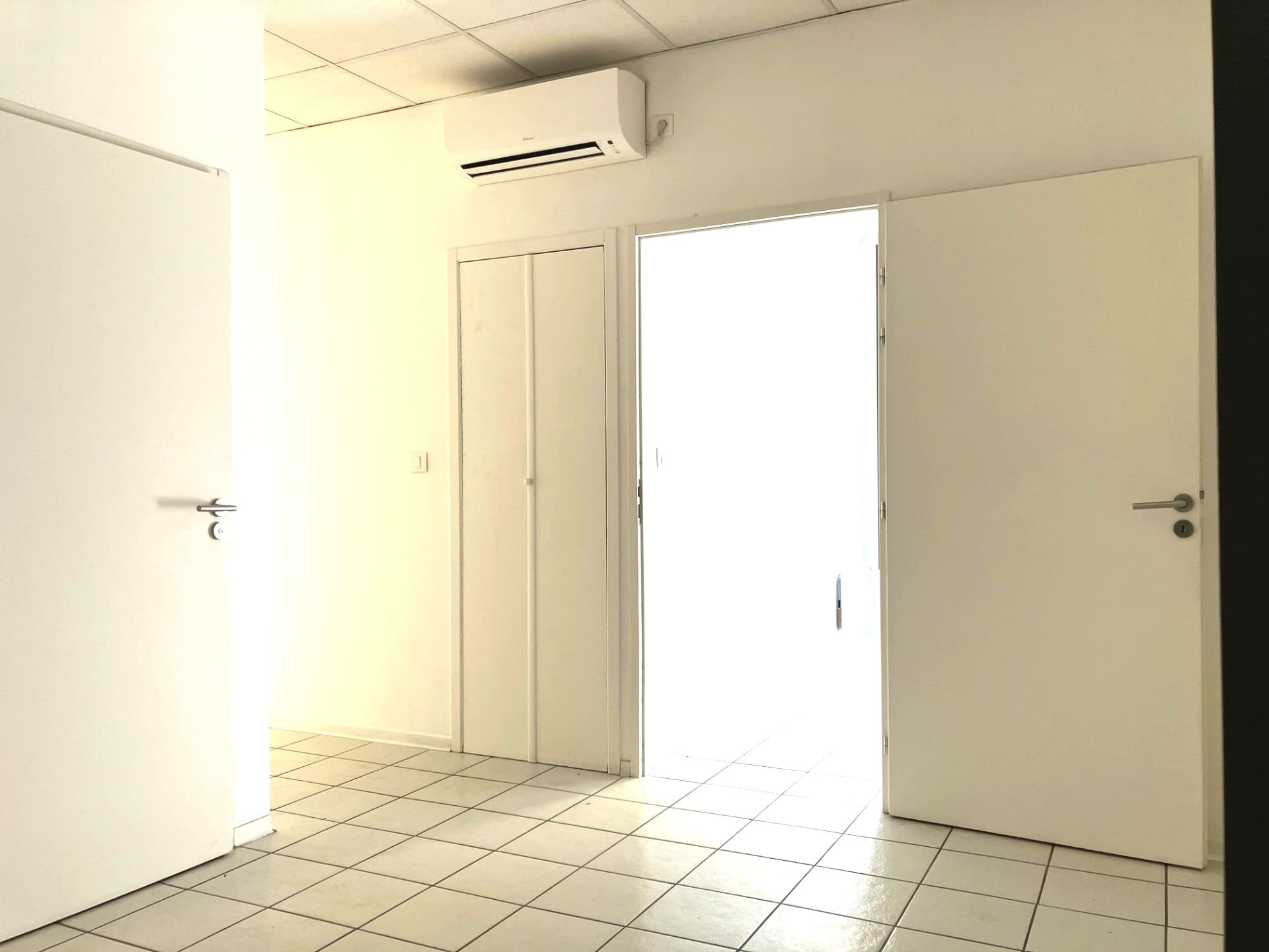 Local commercial 58 m² — NARBONNE — photo 1