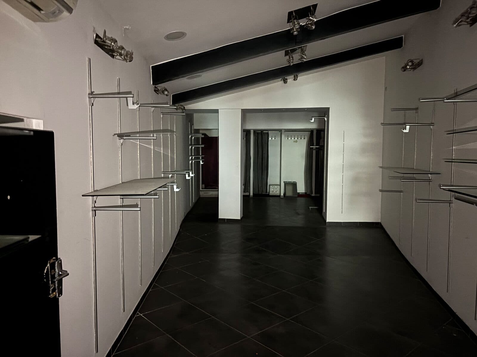 Local commercial · 240 m² · Location — photo 3
