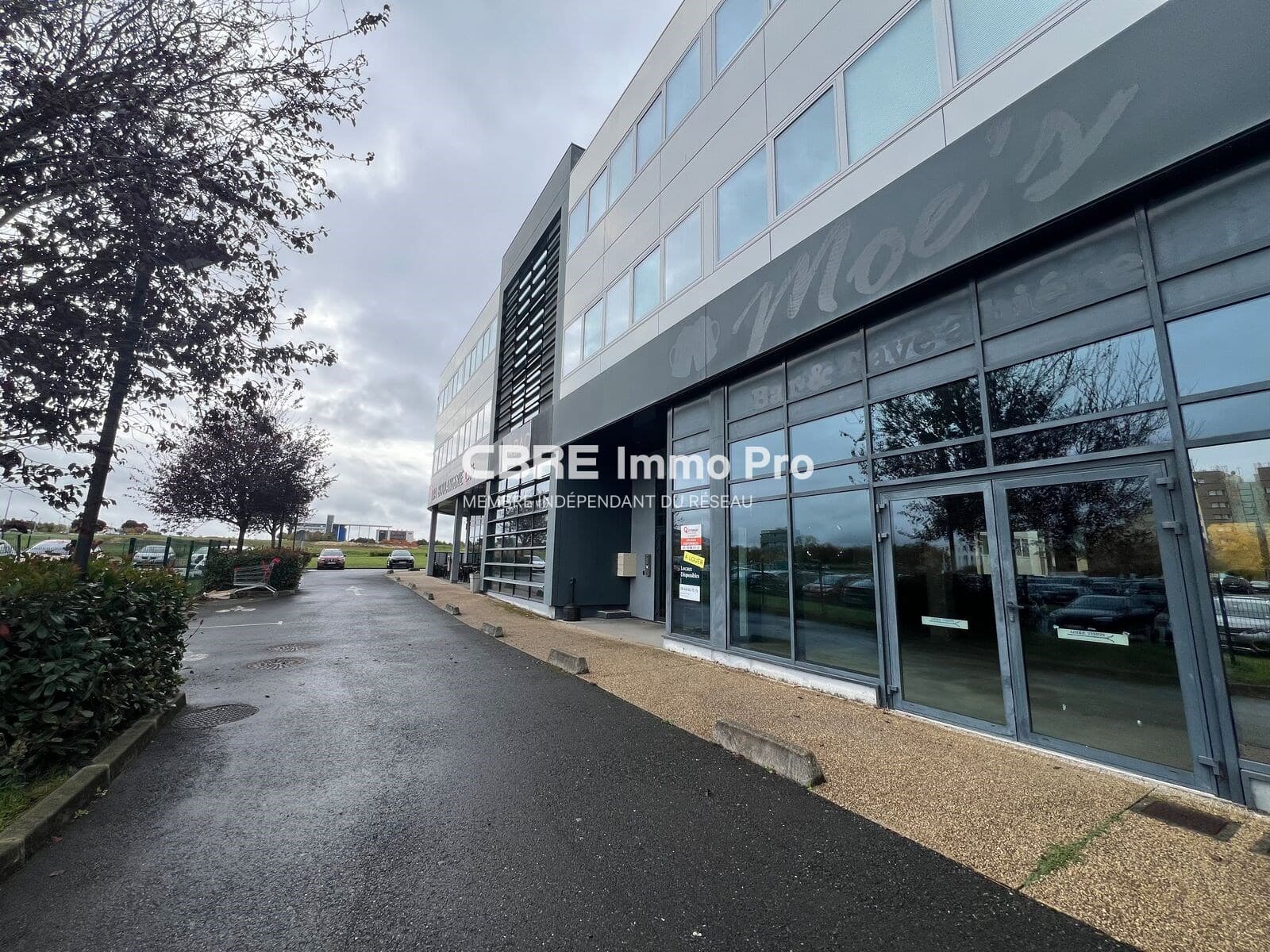 Local commercial 420 m² — VIENNE — photo 1