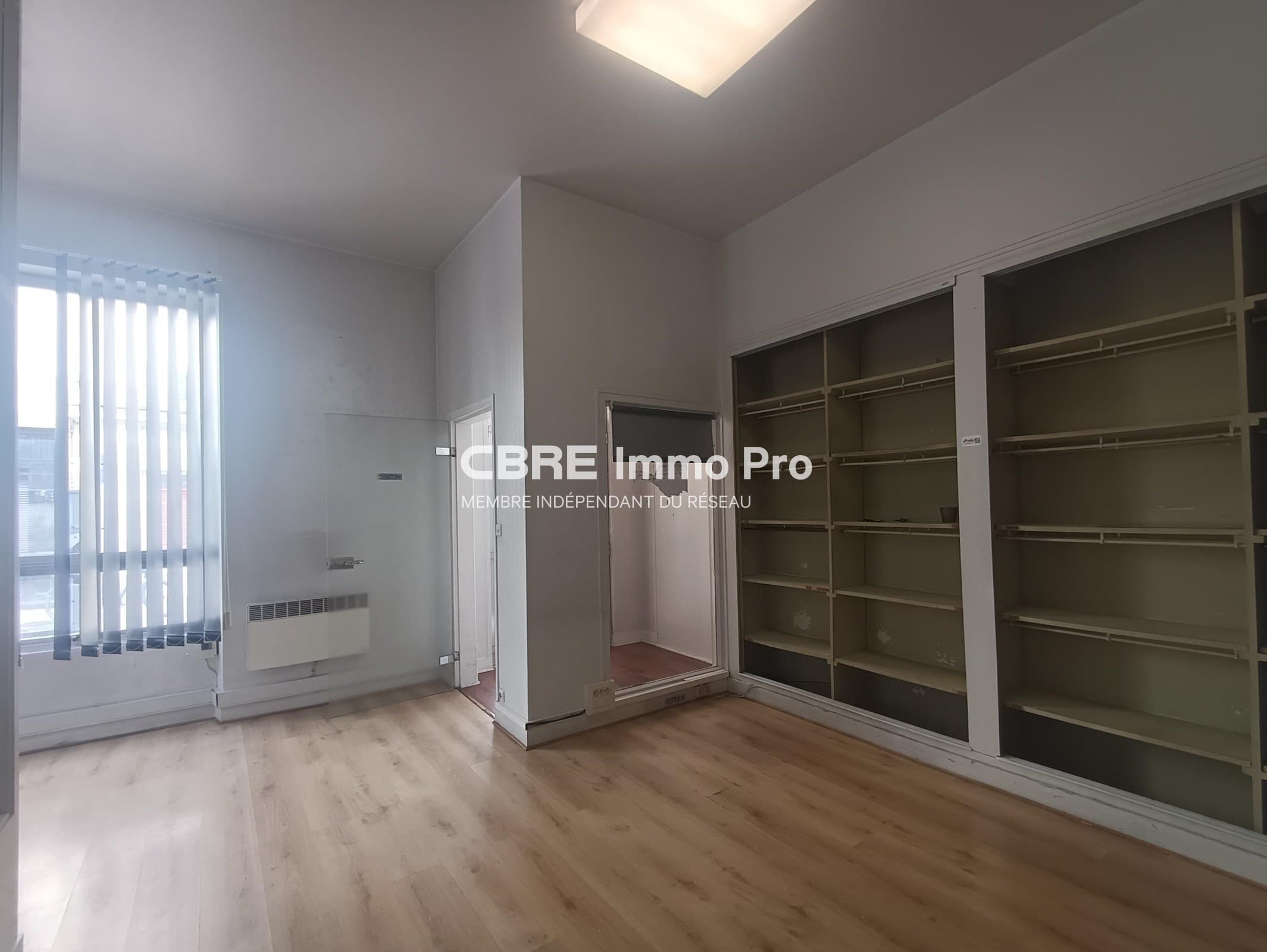 Local commercial 52 m² — VIENNE — photo 1