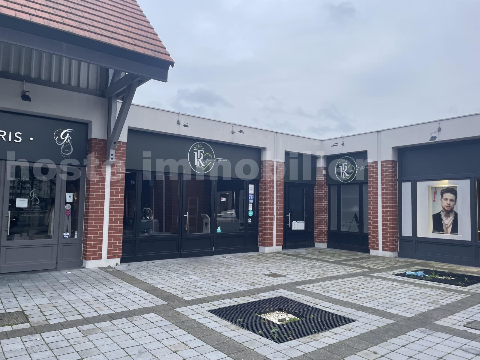 Local commercial 148 m² — VILLENEUVE D ASCQ — photo 1