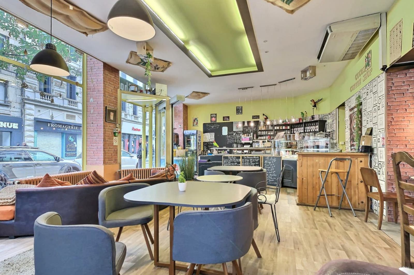 Local commercial 200 m² — ST ETIENNE — photo 1