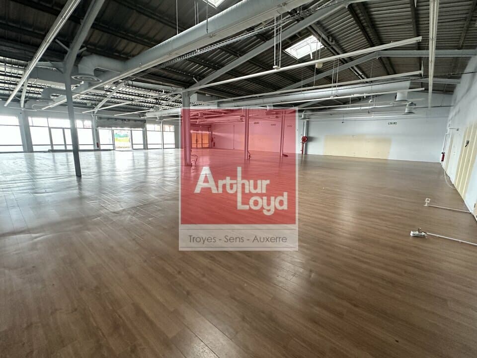 Local commercial 668 m² — TROYES — photo 1
