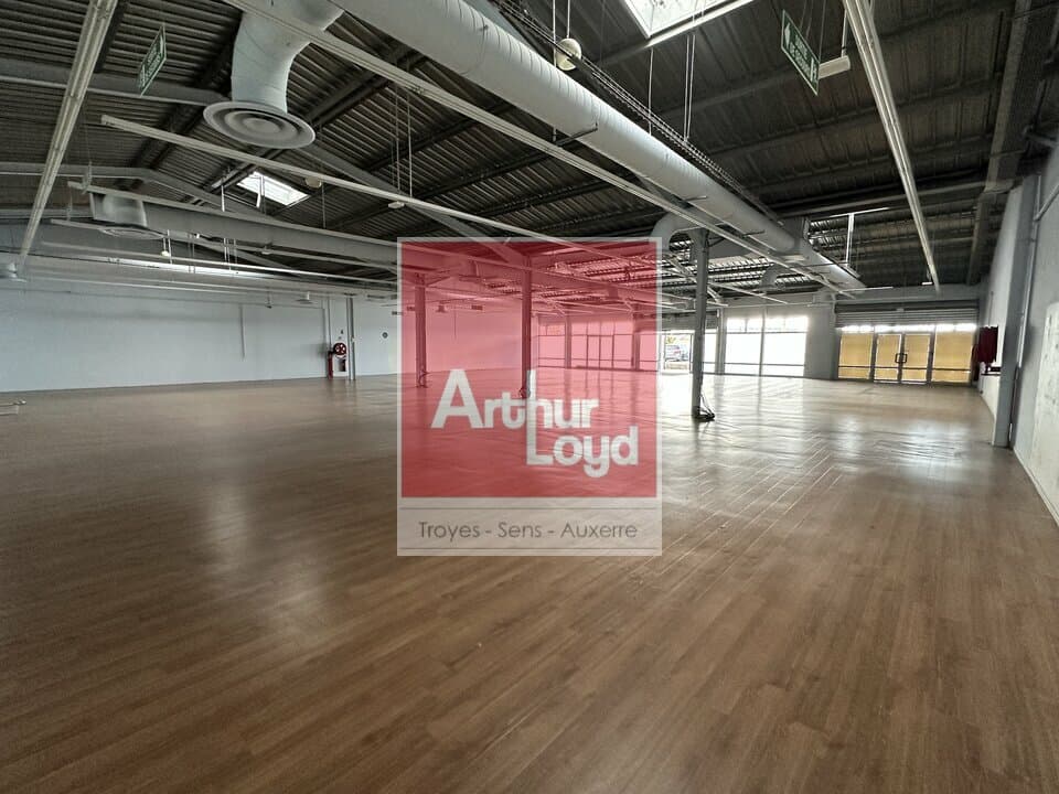Local commercial · 668 m² · Location — photo 2
