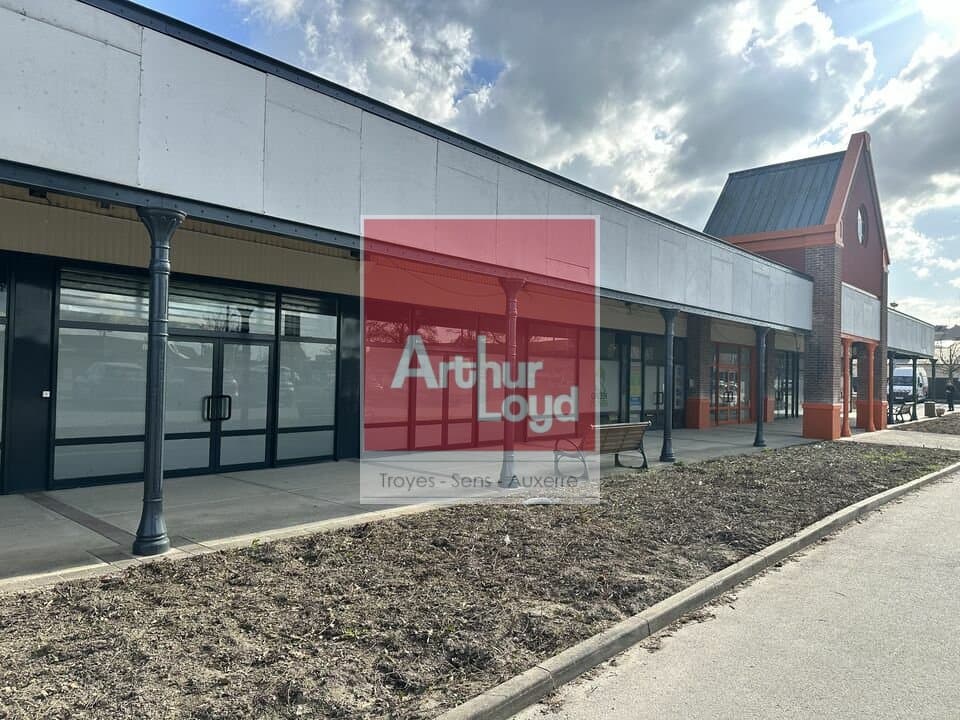 Local commercial · 668 m² · Location — photo 3