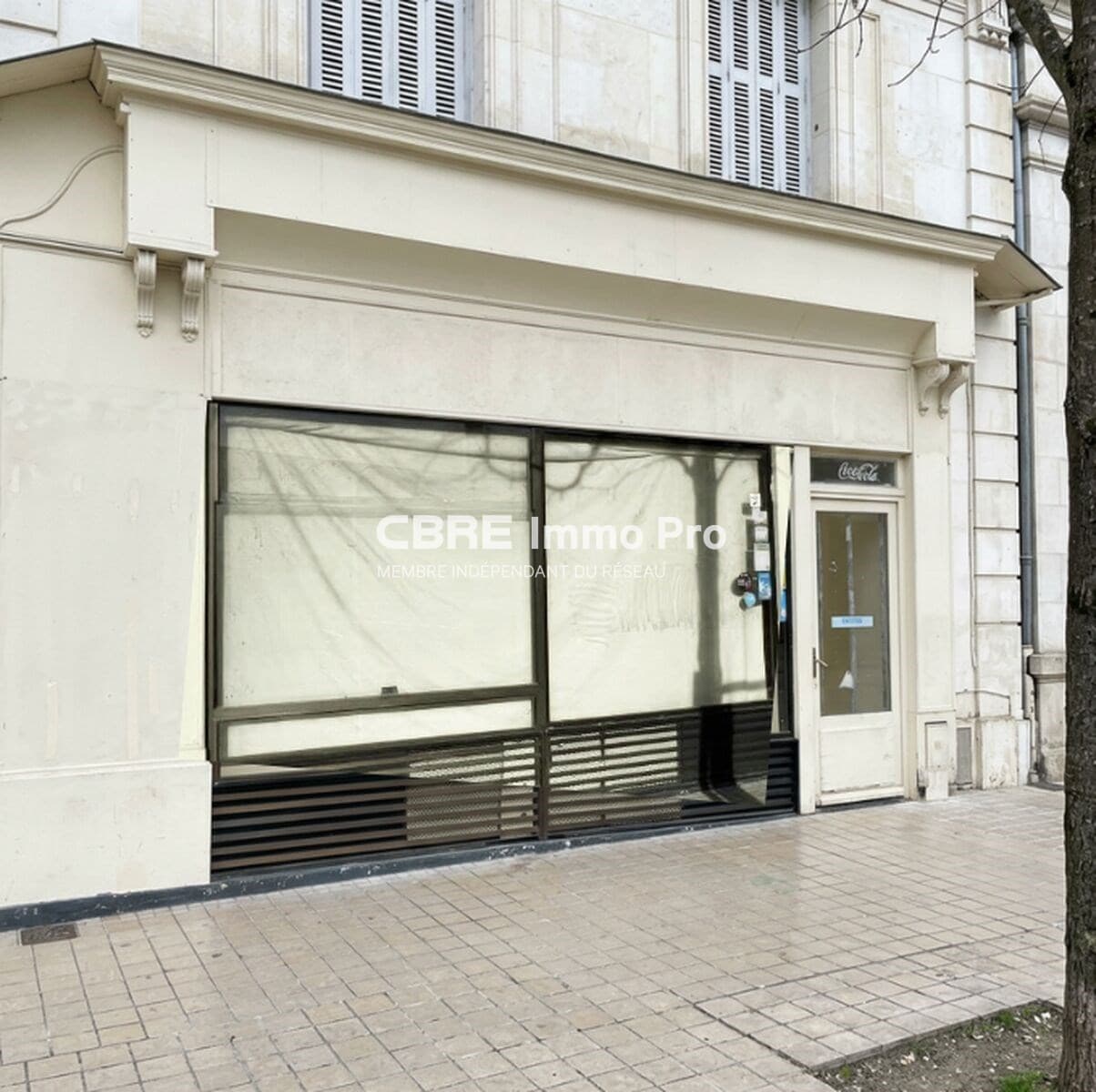 Local commercial 126 m² — VIENNE — photo 1