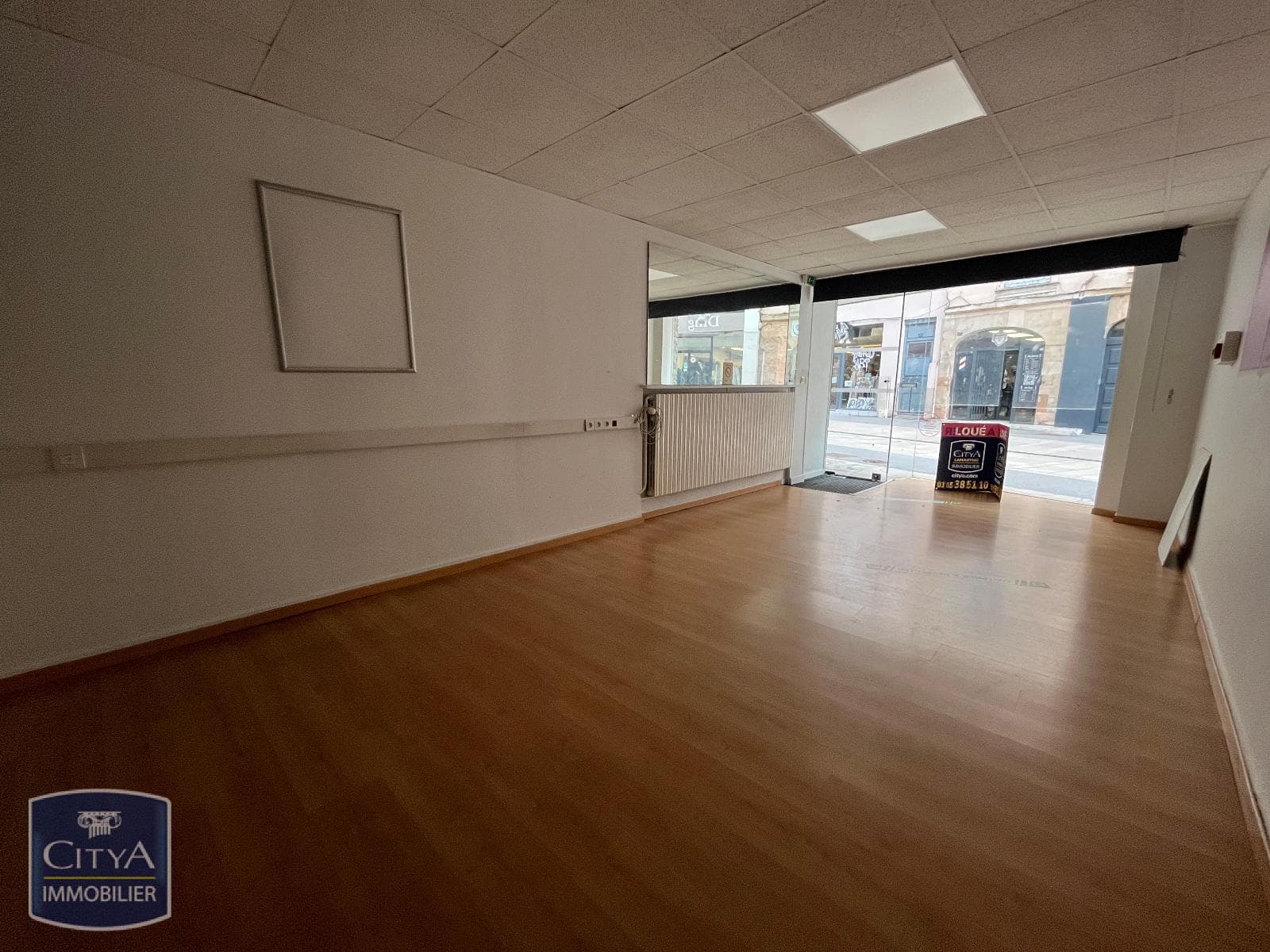 Local commercial 60 m² — MACON — photo 1