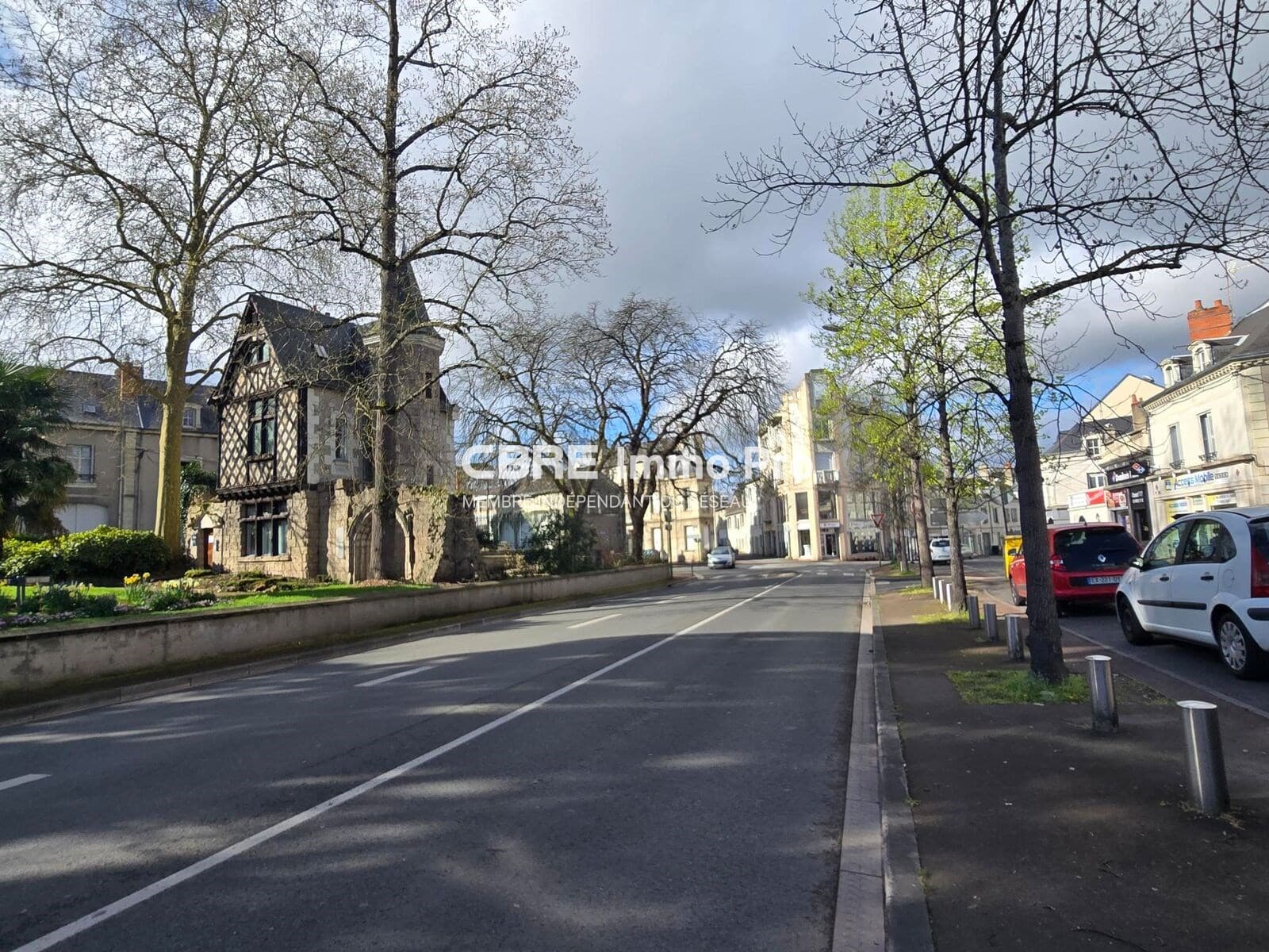 Local commercial 113 m² — VIENNE — photo 1