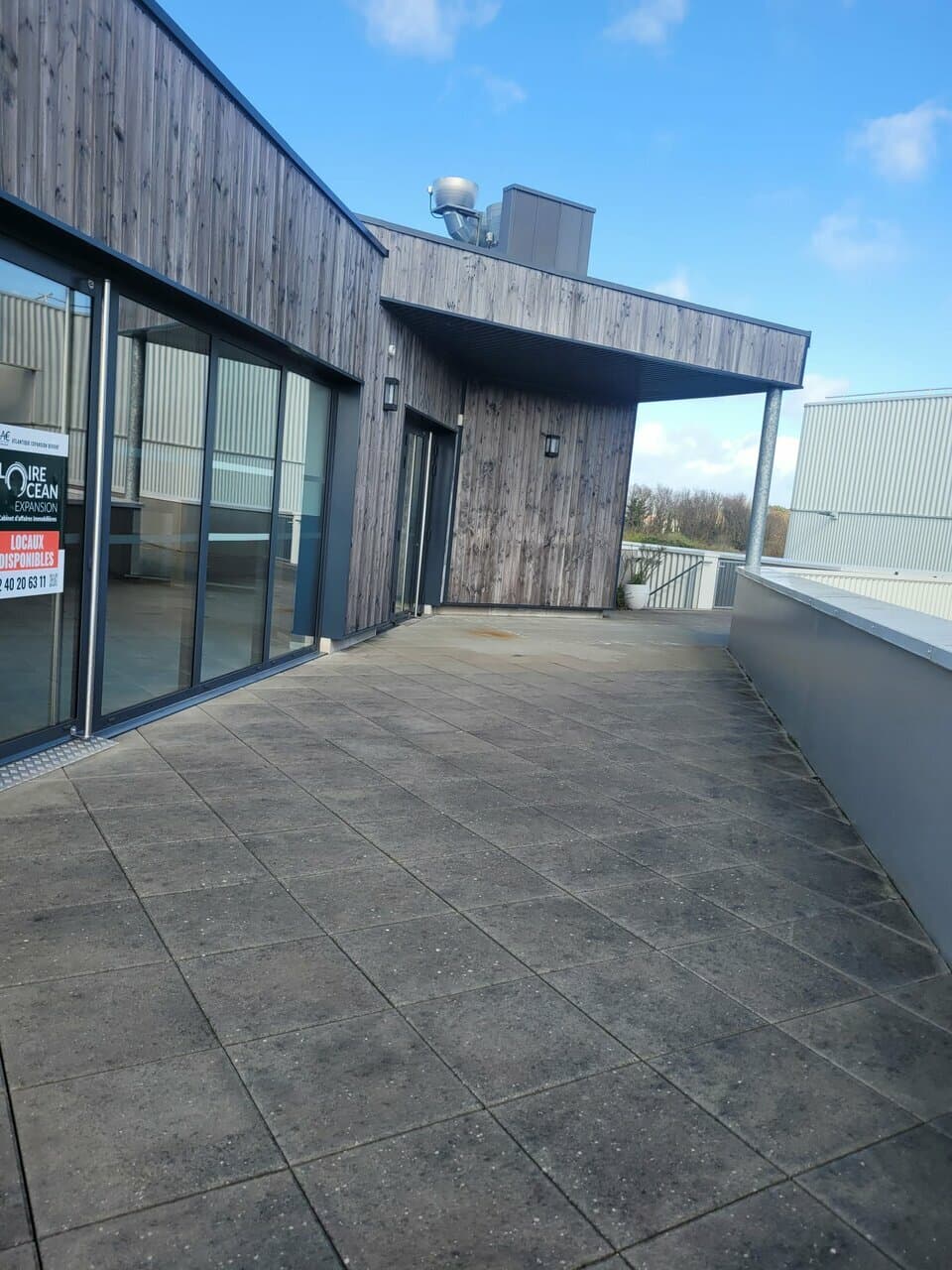 Local commercial · 219 m² · Location — photo 3