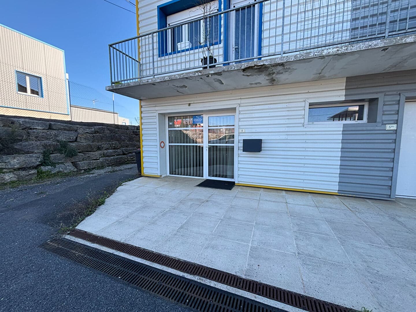 Local commercial 73 m² — VIENNE — photo 1