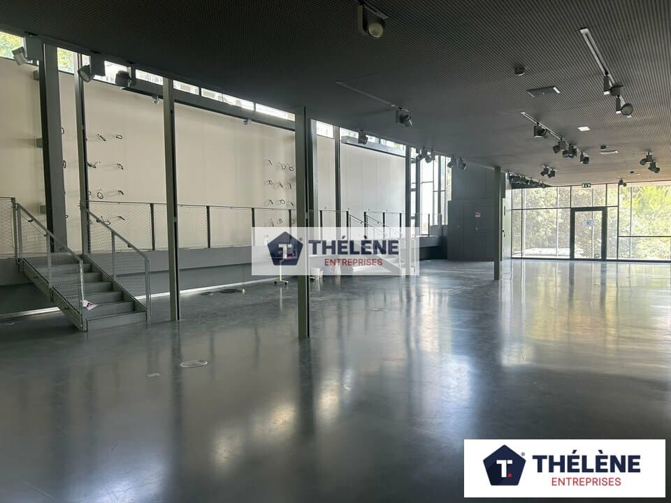 Local commercial · 904 m² · Location — photo 2