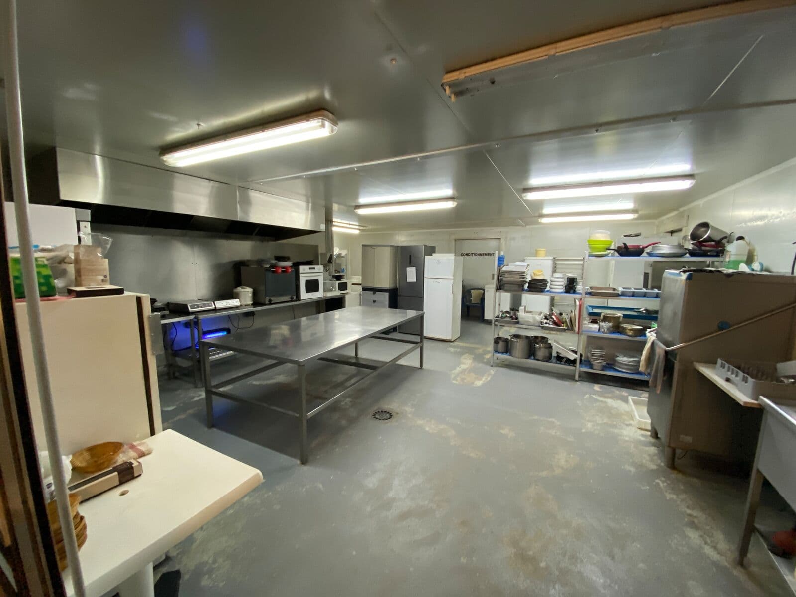 Local commercial 300 m² — RHONE — photo 1