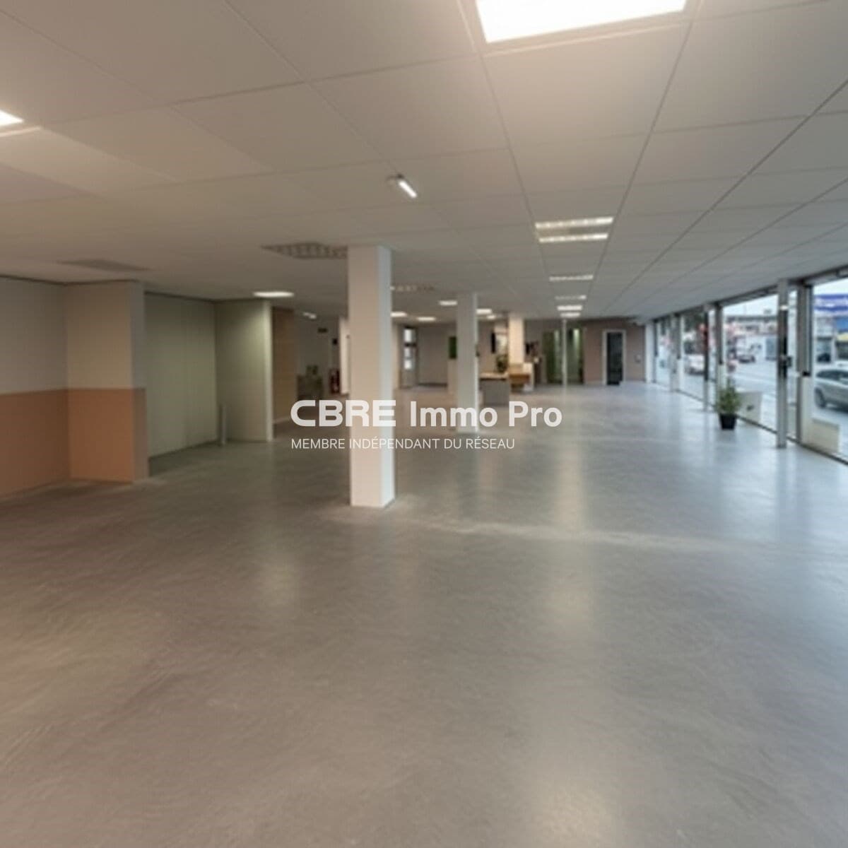 Local commercial 830 m² — VIENNE — photo 1